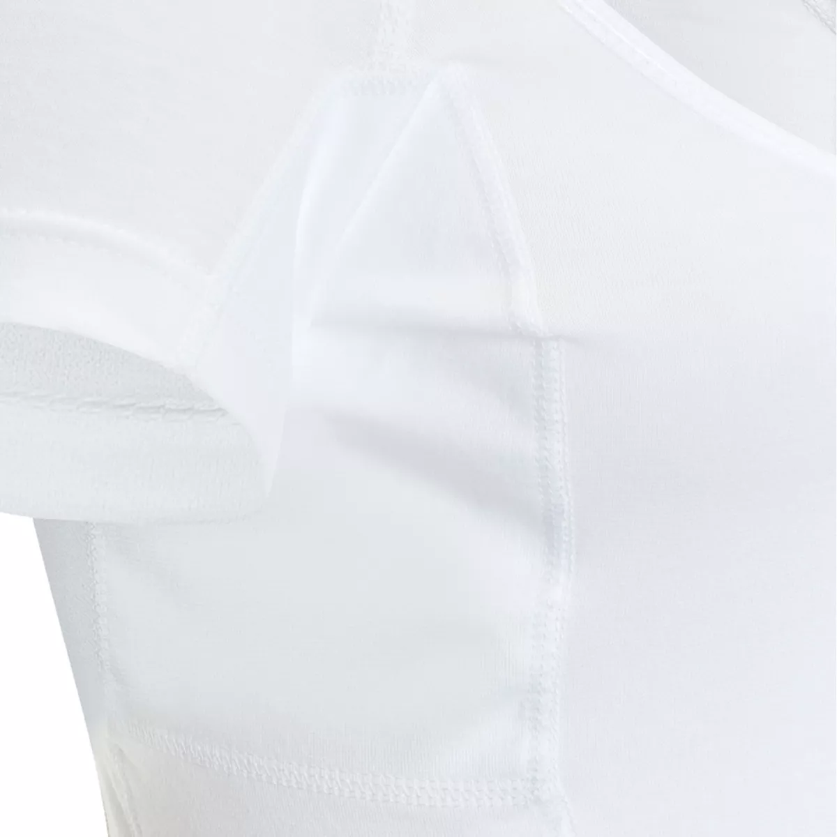 Détail de l’aisselle d’un T-shirt blanc sweatstop montrant la zone de protection intégrée contre la transpiration